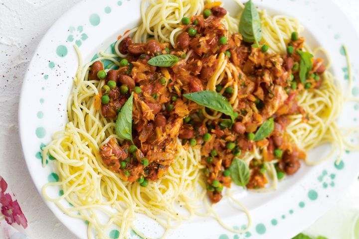 Cooking Fish Spaghetti with tuna, peas and borlotti beans