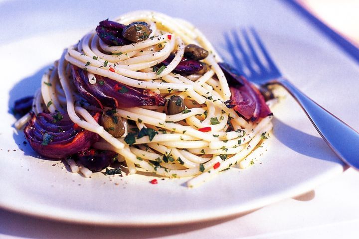Cooking Fish Thick spaghetti with roasted red onions and olives