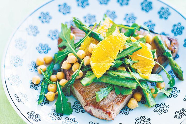 Cooking Fish Tuna and asparagus with a creamy dressing