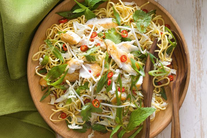 Готовим Fish Warm fish and noodle salad