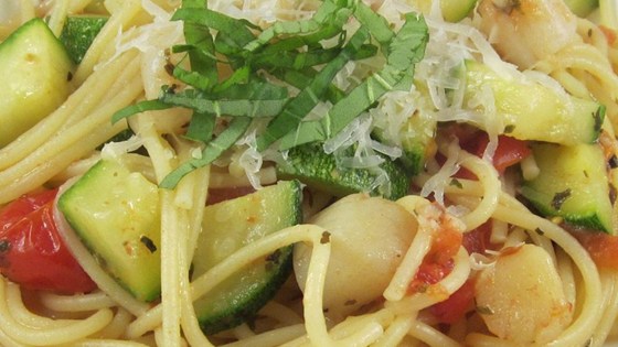 Cooking Health Pasta with Scallops, Zucchini, and Tomatoes