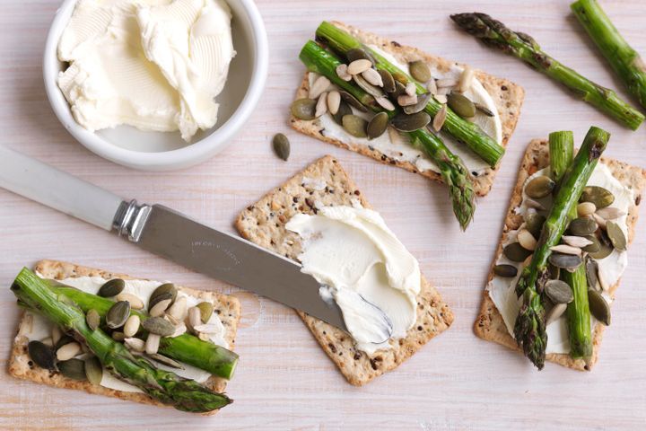 Cooking Child Cream cheese, grilled asparagus and seeds