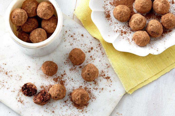 Cooking Child Date, cacao and coconut truffles