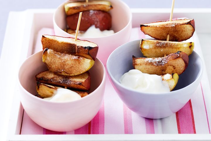 Cooking Child Grilled apple and cinnamon skewers