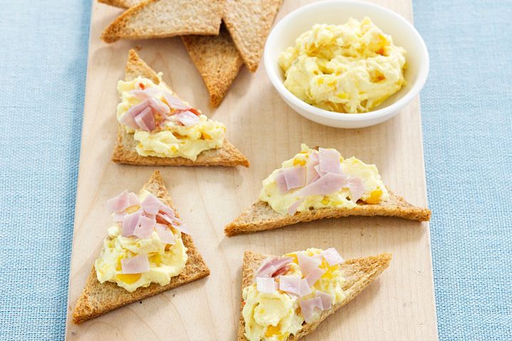 Cooking Child Ham and corn Melba toasts