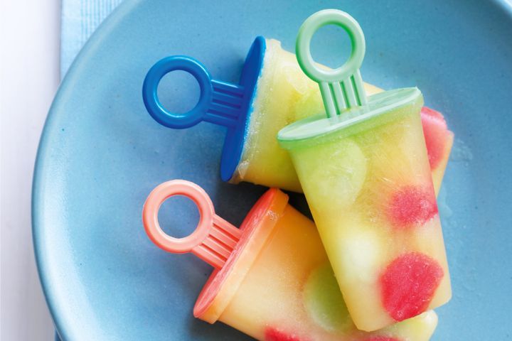 Cooking Child Melon and pineapple ice-blocks