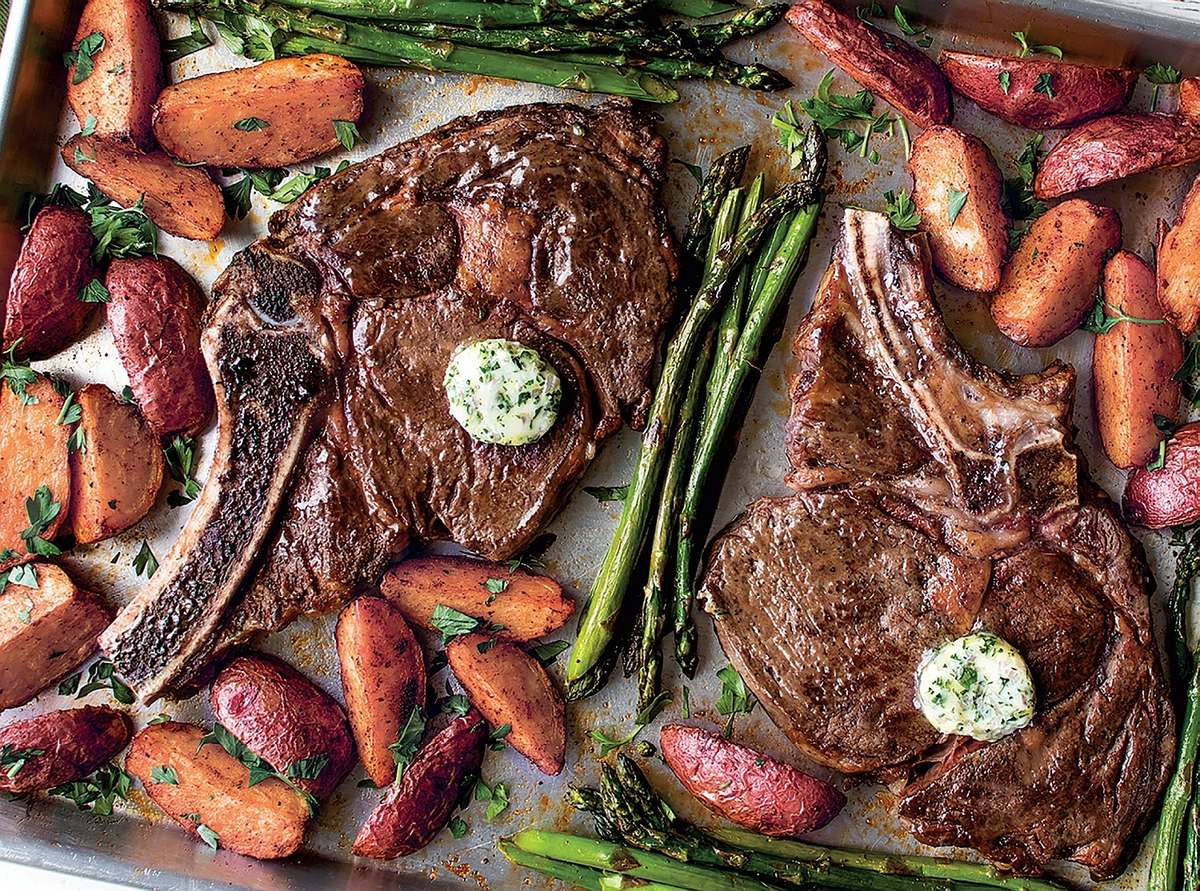 Готовим Meat Rib-Eye Steaks with Thyme-Shallot Butter