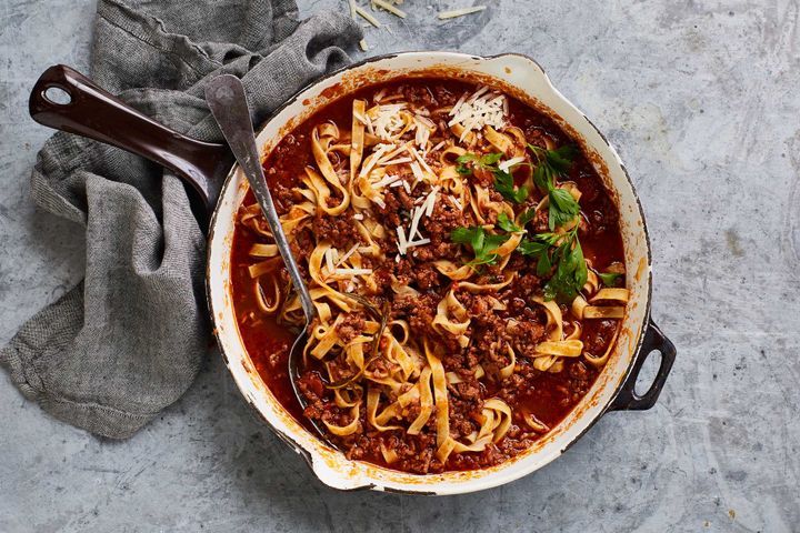 Cooking Meat 17-minute one-pan spaghetti bolognaise