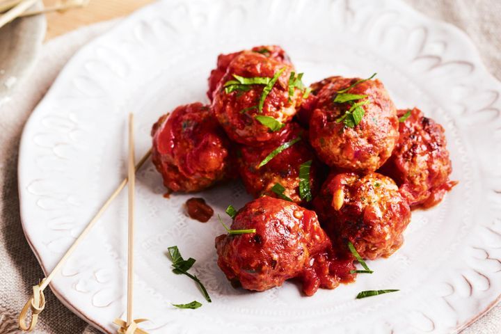 Cooking Meat Meatballs in tomato, chilli and lemon sauce