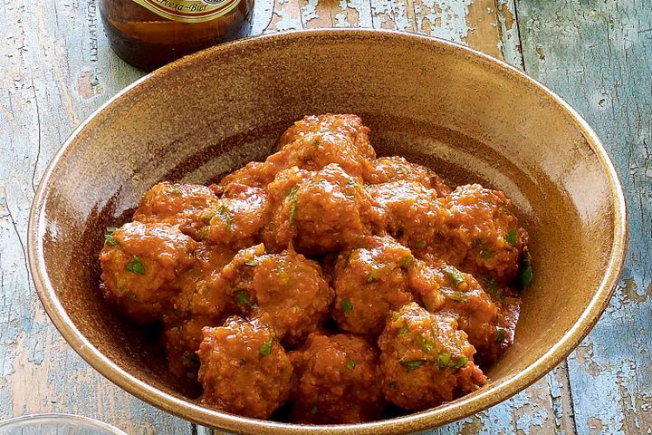 Cooking Meat Meatballs in tomato sauce