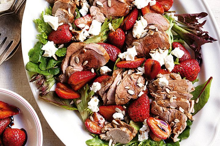 Готовим Meat Pork and strawberry salad