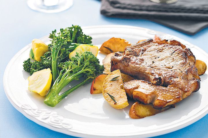 Готовим Meat Pork chops with baked apples