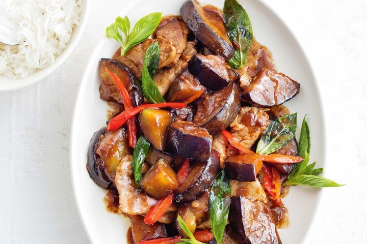 Готовим Meat Thai stir-fried pork with eggplant