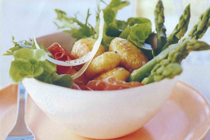 Cooking Salads Asparagus salad with pan-fried gnocchi