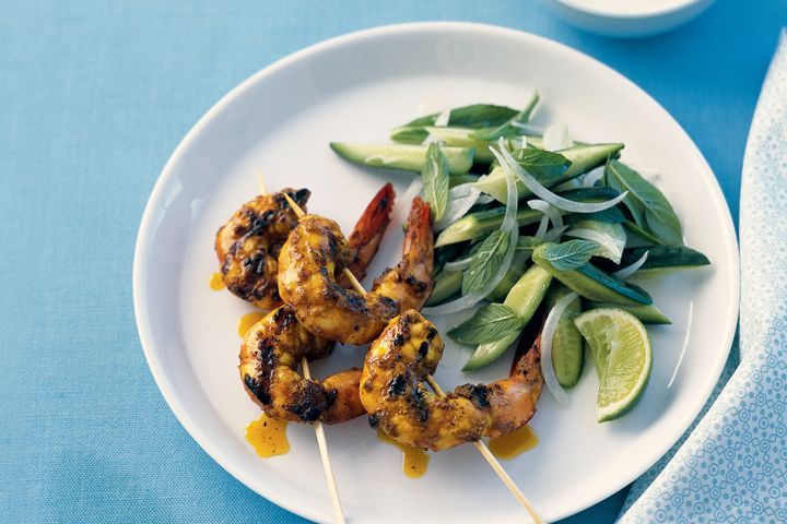 Cooking Salads Barbecued spiced prawns with yoghurt and cucumber salad