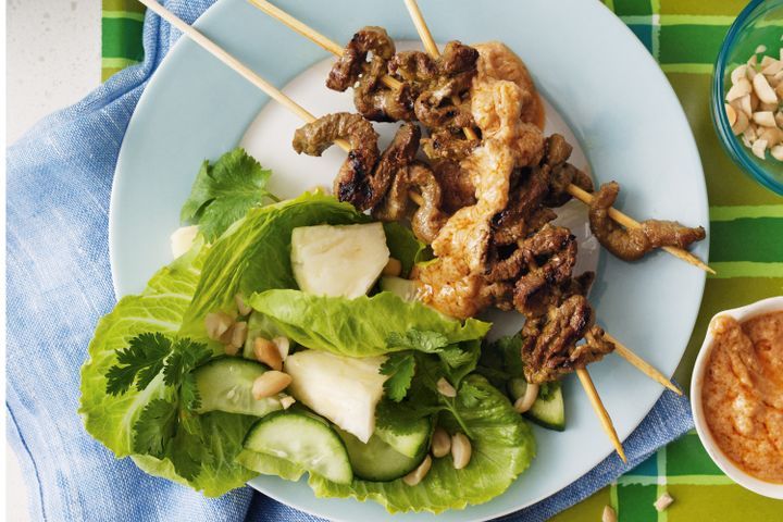 Cooking Salads Beef skewers with satay sauce & cucumber salad