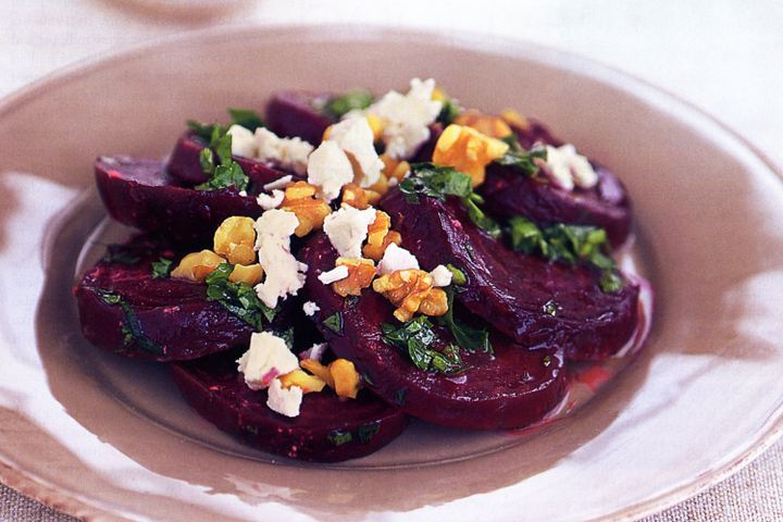 Cooking Salads Beetroot and goats cheese salad with walnuts