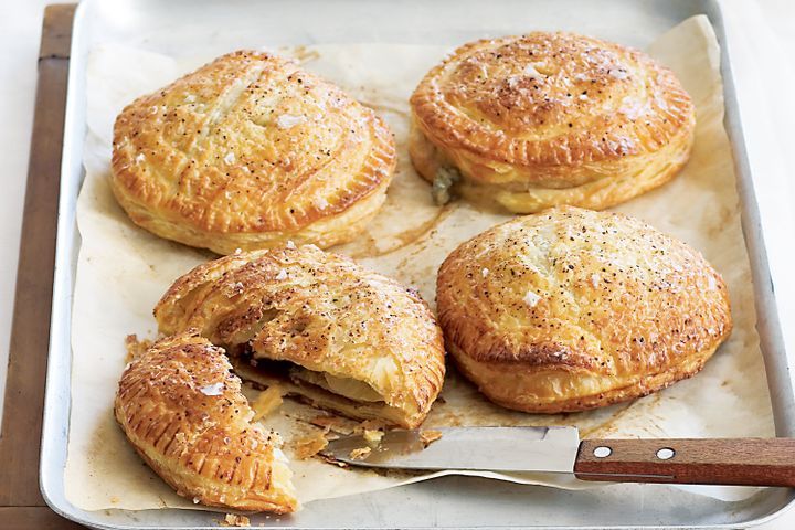 Cooking Salads Blue cheese and quince pastries with pear and rocket salad