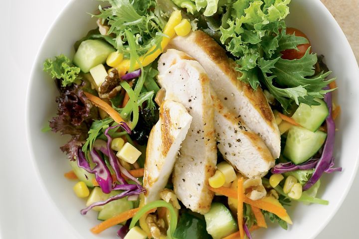 Cooking Salads Chicken and mango salad with walnuts