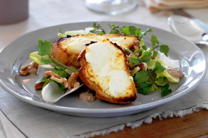 Cooking Salads Goats cheese croutons with walnut salad