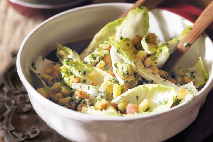 Cooking Salads Green salad with herbs and garlic croutons