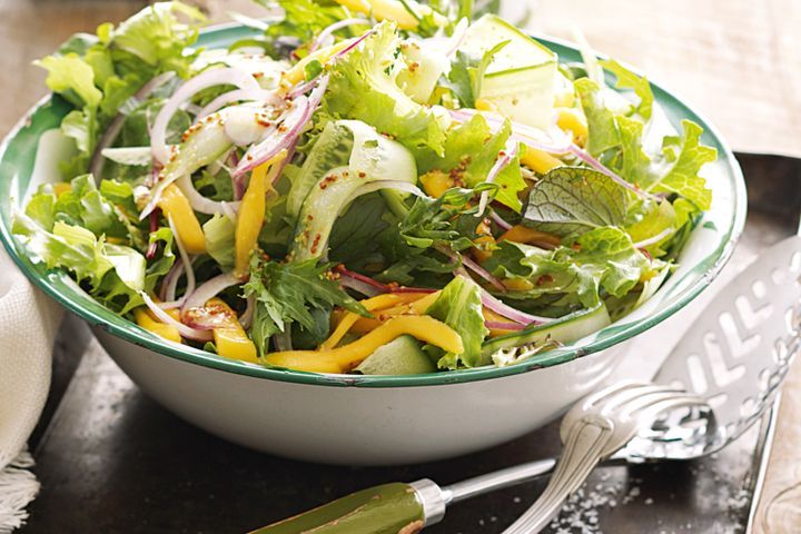 Cooking Salads Green salad with mango