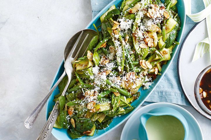 Cooking Salads Mixed greens salad with toasted almond dressing