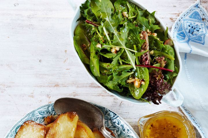 Cooking Salads Mixed leaf salad with hazelnut dressing