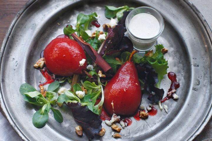 Cooking Salads Mulled pear salad with roquefort dressing