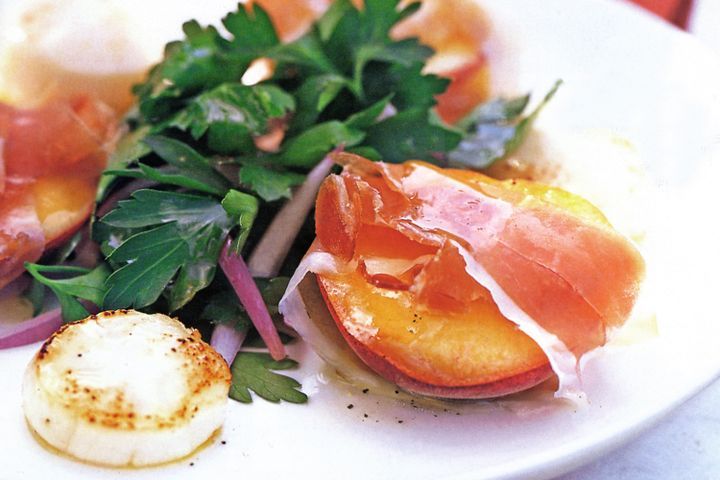 Cooking Salads Pan-fried scallops with peaches & parsley salad