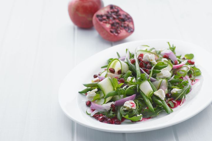 Cooking Salads Pomegranate and mixed green salad
