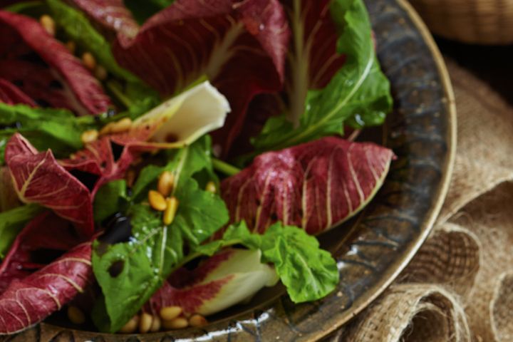 Cooking Salads Radicchio and rocket salad with balsamic dressing