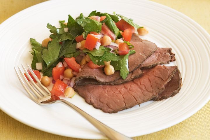 Cooking Salads Rare roast beef with Moroccan salad