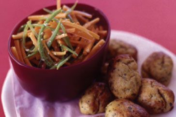 Cooking Salads Spicy chicken bites with carrot & snow pea salad