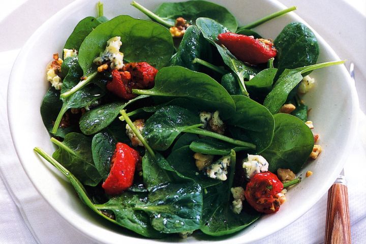 Cooking Salads Spinach & blue cheese salad with walnut dressing