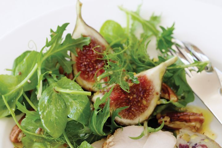 Cooking Salads Summer leaf salad with figs & pecans