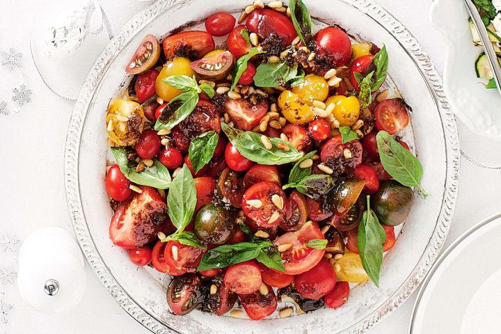 Cooking Salads Tomato salad with roasted garlic and balsamic dressing