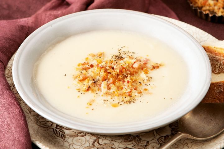 Cooking Soups Cauliflower soup with crunchy bacon breadcrumbs