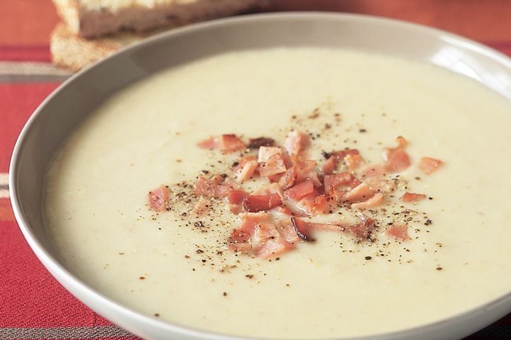 Cooking Soups Creamy cauliflower and potato soup with bacon