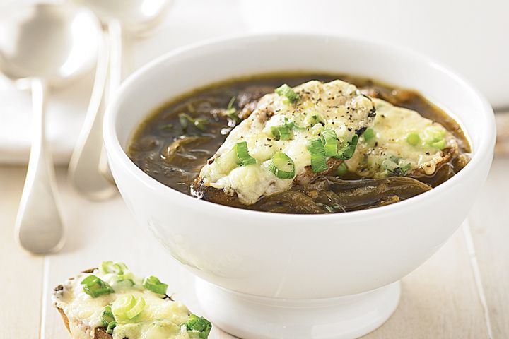 Cooking Soups Mixed onion soup with green onion croutes