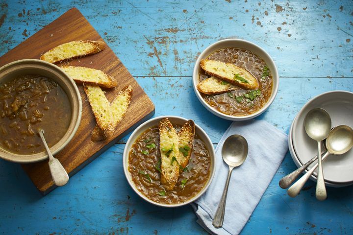 Cooking Soups Onion soup with cheesy croutons