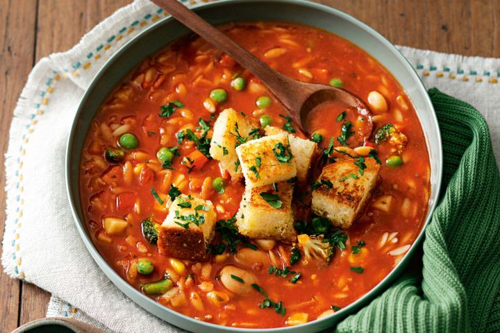 Cooking Soups Spicy minestrone with garlic croutons