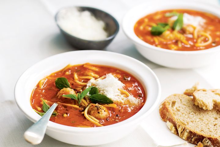 Cooking Soups Tomato soup with spaghetti and chicken meatballs