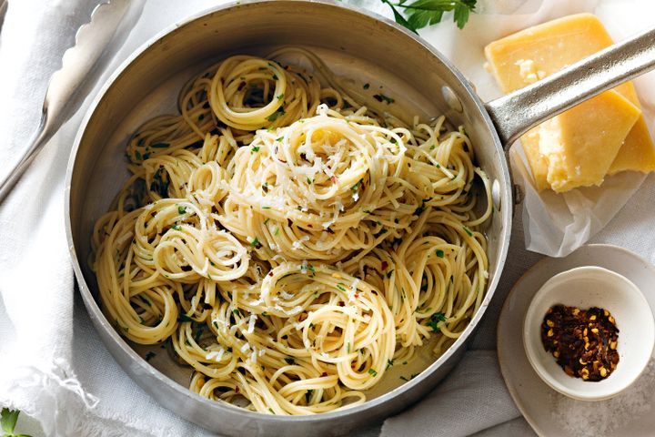 Cooking Vegetarian Aglio e olio (garlic and oil)