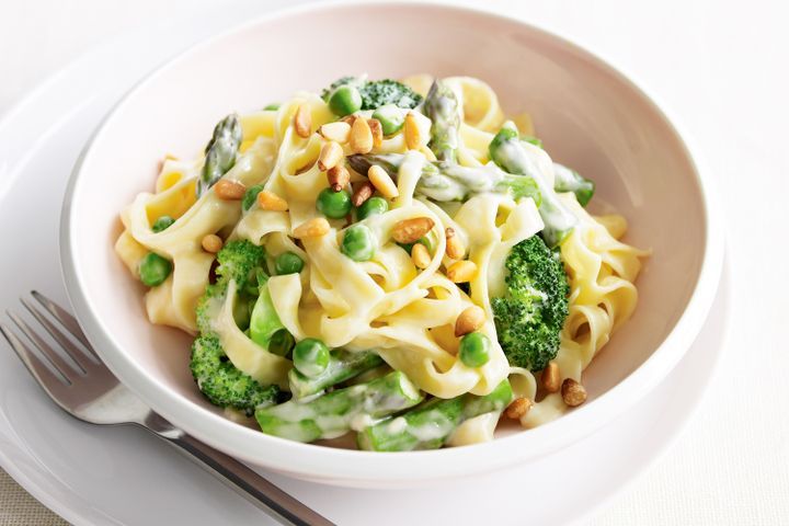 Cooking Vegetarian Asparagus, broccoli and cheese pasta