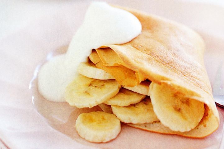 Cooking Vegetarian Banana pancakes with coconut cream