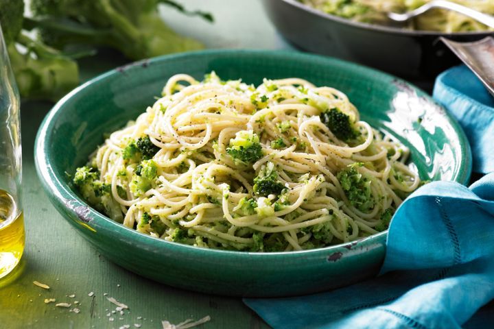 Cooking Vegetarian Broccoli pesto pasta