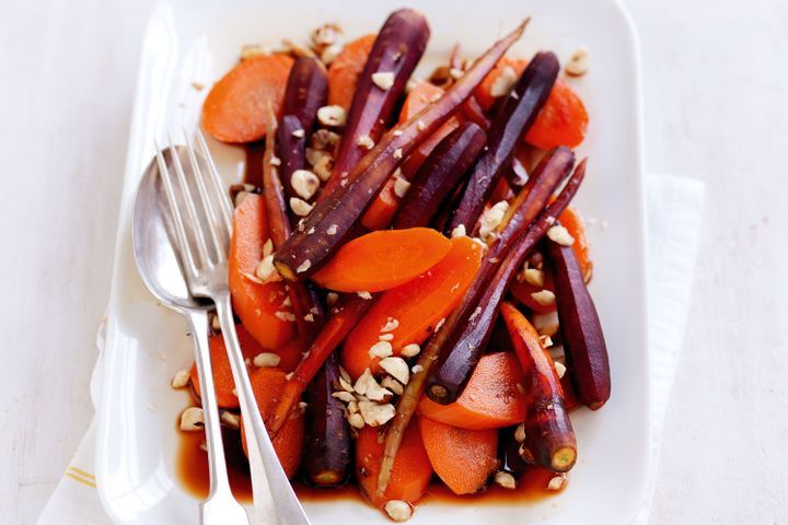 Cooking Vegetarian Carrots with balsamic glaze and roasted hazelnuts