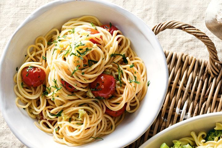 Cooking Vegetarian Cherry tomato and basil spaghetti