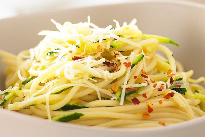 Cooking Vegetarian Chilli, zucchini and lemon pasta